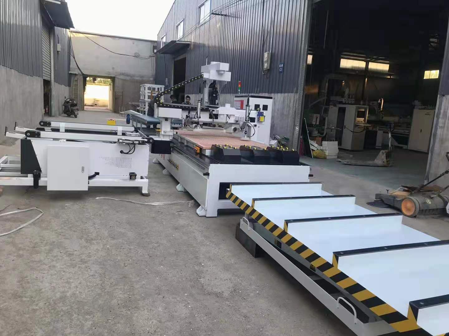 板式家具開(kāi)料機(jī)生產(chǎn)線設(shè)備